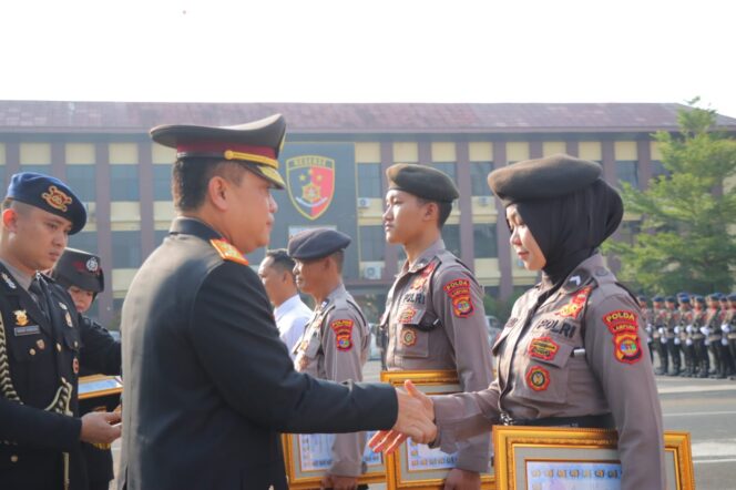 
 Kapolda Lampung Berikan Penghargaan Kepada Personil dan Masyarakat di Hari Kebangkitan Nasional ke 116 Tahun 2024