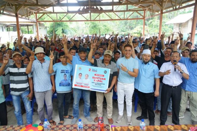 
 Bentuk Keseriusan Peduli Terhadap Masyarakat, Cabup Lamsel Radityo Egi Resmikan Bantuan Perahu Nelayan di Rajabasa